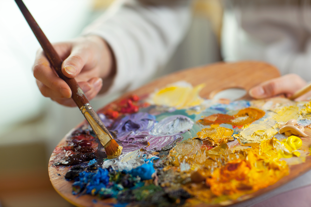 artist mixing oil paint on pallette